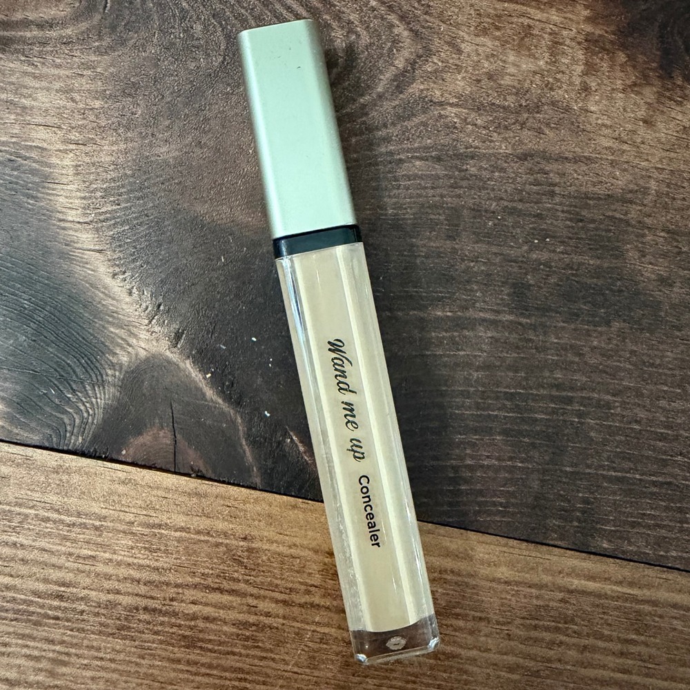 KISS Wand Me Up Concealer Light JWC10 Liquid Face Makeup 0.18 fl oz New Sealed